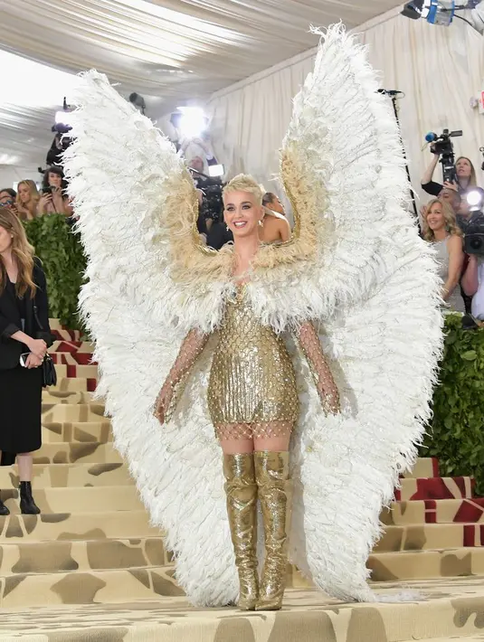 Katy Perry berubah menjadi malaikat dalam Met Gala 2018 lewat gaun Versace. (Getty Images/Cosmopolitan)