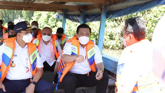 Menko Marves Luhut Pandjaitan melakukan kunjungan kerja ke lokasi tanggul pengaman pantai  atau National Capital Integrated Coastal Development (NCICD) Muara Baru dan Kali Adem, Jakarta Utara. (Dok Kemenko Marves)