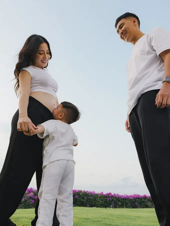 Potret Tampilan Nikita Willy Umumkan Kehamilan Anak Kedua, Perlihatkan Baby Bump Pakai Crop Top