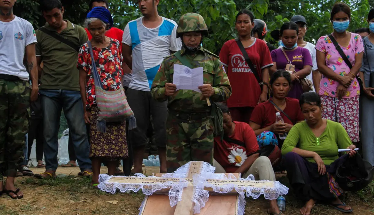 Serangan itu disebut menjadi salah satu serangan paling mematikan dalam konflik yang telah berlangsung selama 63 tahun di Negara Bagian Kachin. Para pejabat Kachin mengatakan angkatan bersenjata Myanmar telah meningkatkan serangan terhadap daerah-daerah yang dikelola KIO selama setahun terakhir. (STR/AFP)