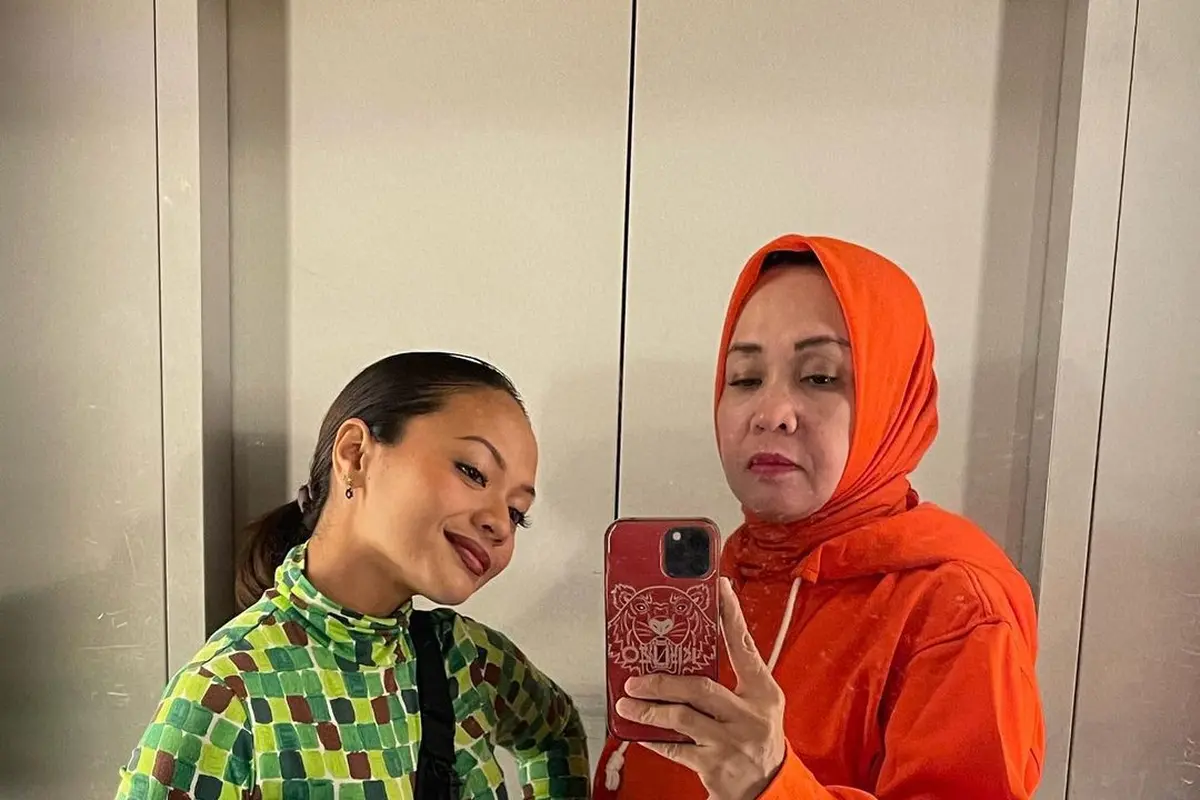 Adu Gaya Amel Carla dan Sang Ibu (Instagram/ oktarina28)