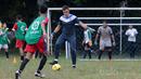Aksi kiper Espanyol B, Eduardo Frias memberikan Coaching Clinic di Lapangan  AKRI, Ampera, Jakarta, Minggu (16/7/2017). Coaching Clinic ini diikuti oleh SSB Tik Tak. (Bola.com/Nicklas Hanoatubun)