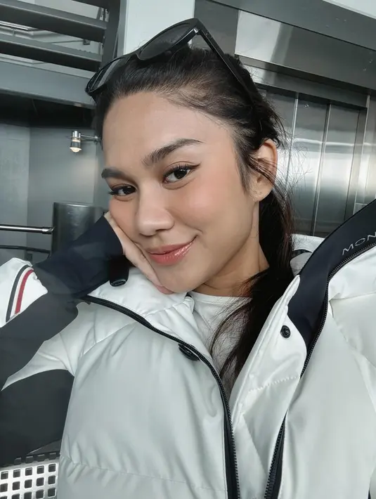 Begini detail penampilan Azizah Salsha yang terlihat memakai makeup tipis di cuaca yang dingin. Banyak dari netizen yang memuji penampilannya tersebut terlihat menawan. Sayangnya dalam perjalanannya ke Swiss ini tidak ditemani oleh Pratama Arhan yang kabarnya berada di Korea Selatan. (Liputan6.com/IG/@azizahsalsha_)