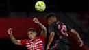 Striker Granada, Darwin Machis (kiri) berduel udara dengan gelandang Real Madrid, Marvin Park dalam laga lanjutan Liga Spanyol 2020/2021 pekan ke-36 di Los Carmenes Stadium, Granada, Kamis (13/5/2021). Granada kalah 1-4 dari Real Madrid. (AP/Fermin Rodriguez)