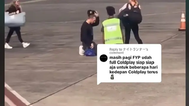 Chris Martin Sujud di Bandara Indonesia