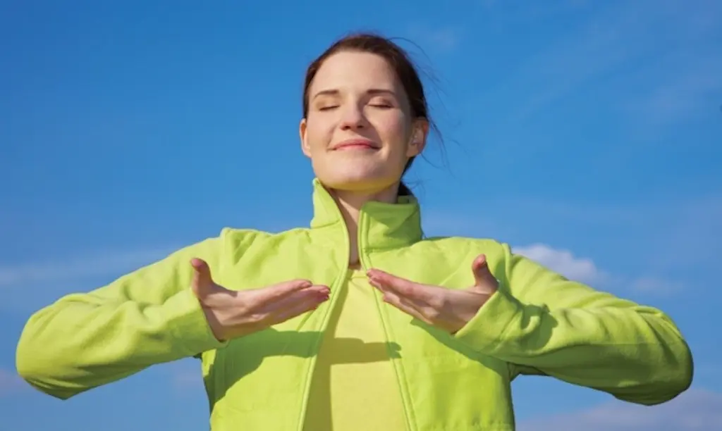 Menghirup napas (Foto: naturalawakeningsmag.com)