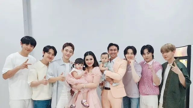 Kebersamaan Felicya Angelista dan Immanuel Caesar Hito bareng EXO di Jakarta (Foto: instagram felicyangelista_)