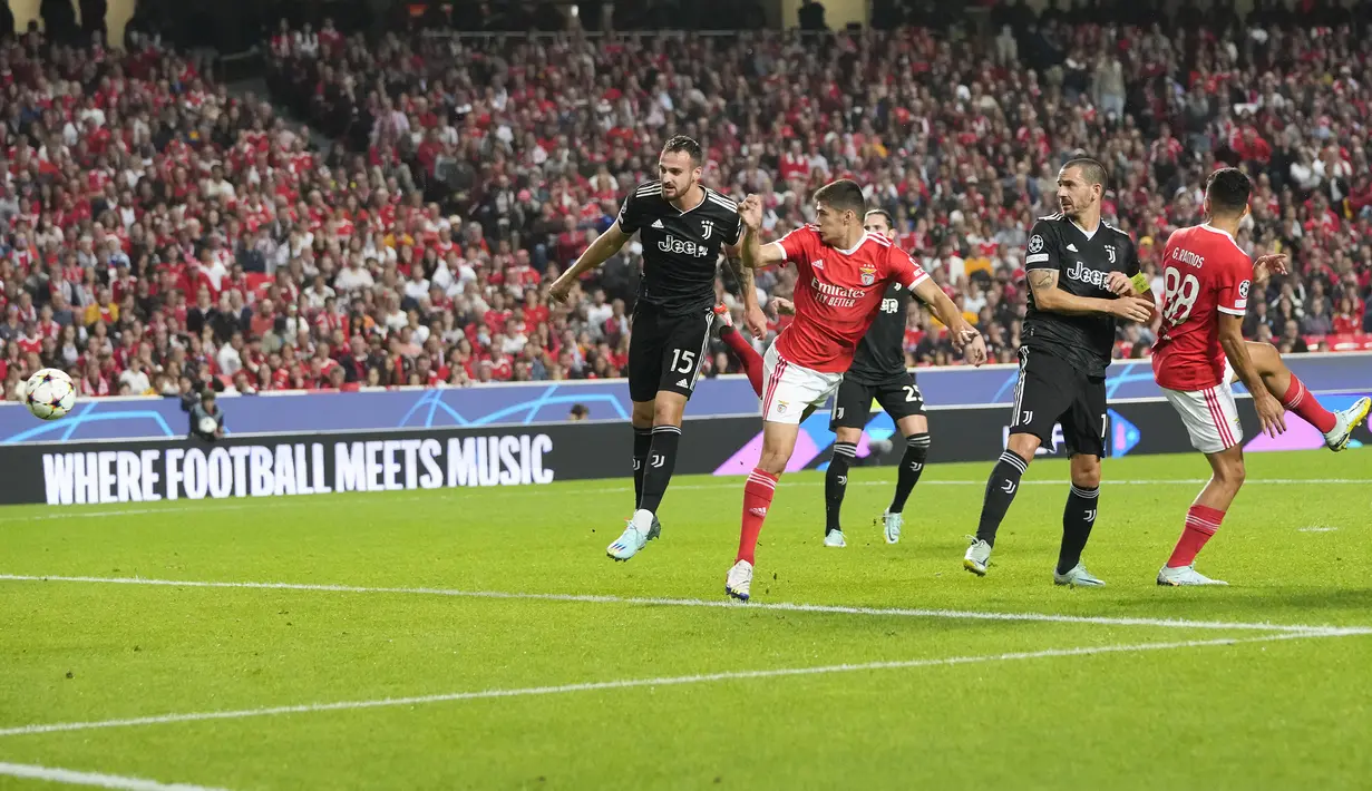 Tuan rumh Benfica sudah unggul 1-0 pada menit ke-16 melalui sundulan Antonio Silva yang berhasil memanfaatkan umpan silang Enzo Jeremias Fernandez. (AP/Armando Franca)