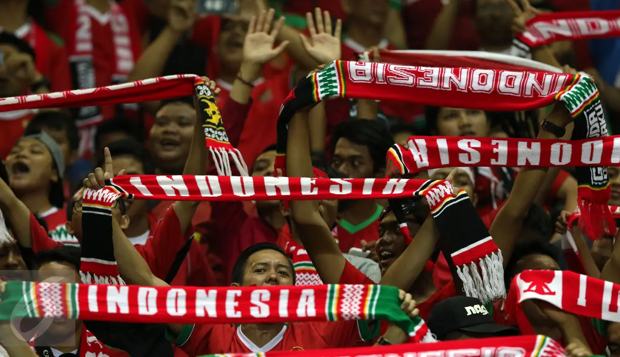 Suporter membentangkan syal jelang menyaksikan laga Timnas Indonesia melawan Vietnam pada semifinal pertama Piala AFF 2016 di Stadion Pakansari, Bogor, Sabtu (3/12). Indonesia unggul 2-1 atas Vietnam. (Liputan6.com/Helmi Fithriansyah)