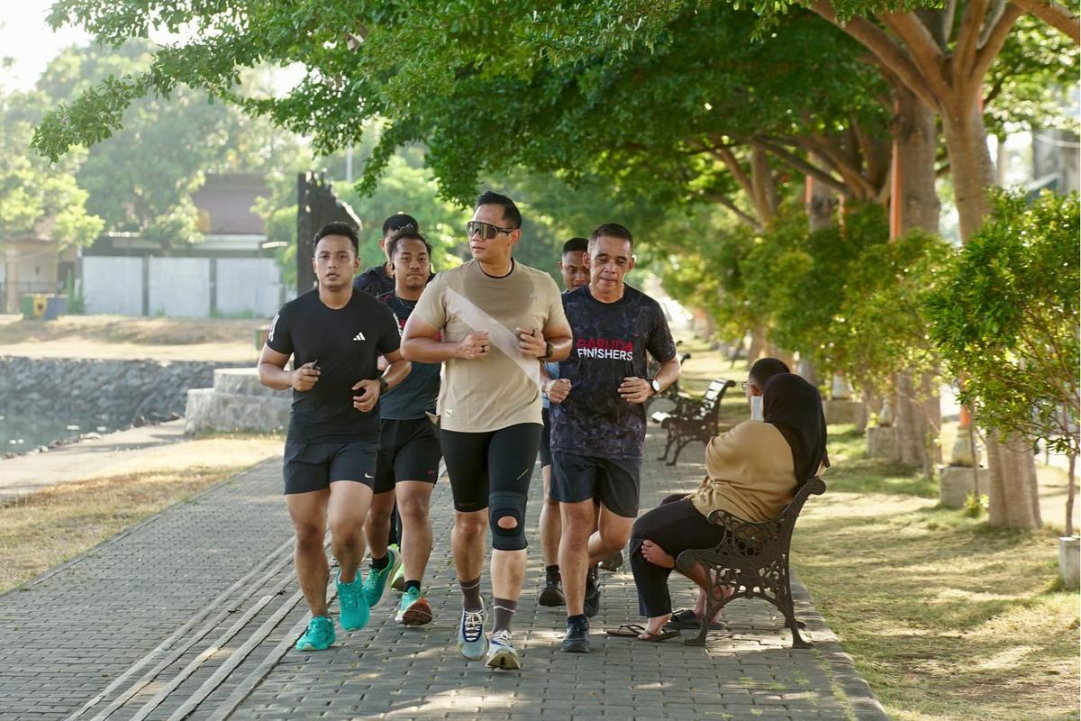 Menko Infra AHY melakukan lari pagi santai (fun run) menyusuri sejumlah ikon kota Banyuwangi
