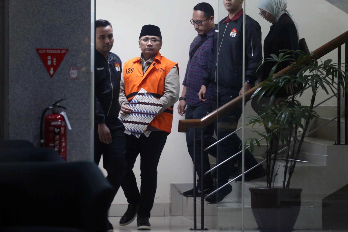 FOTO: KPK Resmi Menahan Yaqut Cholil Qoumas dalam Kasus Dugaan Korupsi Haji