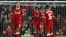 Bek Liverpool Joel Matip (tengah) tertenduk lesu setelah melakukan gol bunuh diri saat bertanding melawan West Bromwich Albion pada putaran keempat Piala FA di stadion Anfield, Inggris (27/1). Liverpool takluk 3-2. (Peter Byrne / PA via AP)