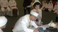 Ari Pujianto memberikan mas kawin 11,6 gram emas putih dan berlian.