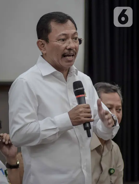 Menkes Terawan Agus Putranto memberikan keterangan terkait dua WNI yang terjangkit virus corona di Kemenkes, Jakarta, Senin (2/3/2020). Diketahui, keduanya tertular virus corona dari warga negara Jepang yang berkunjung ke rumah mereka di Depok, beberapa waktu lalu. (Liputan6.com/Faizal Fanani)