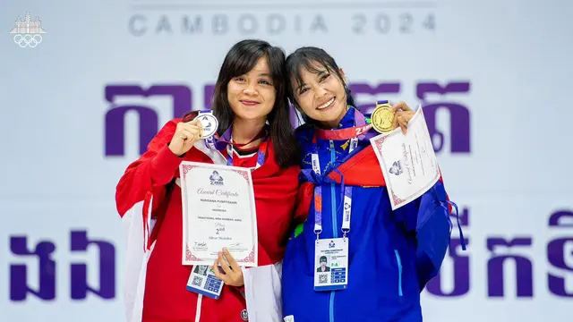 Nurdiana Puspitasari (INA) memperoleh medali Perak di ajang 2nd Asian Mixed Martial Arts (AMMA) Championship Kelas Traditional MMA Putri -49kg bersama tuan rumah Khiev Chendaroth (CAM)