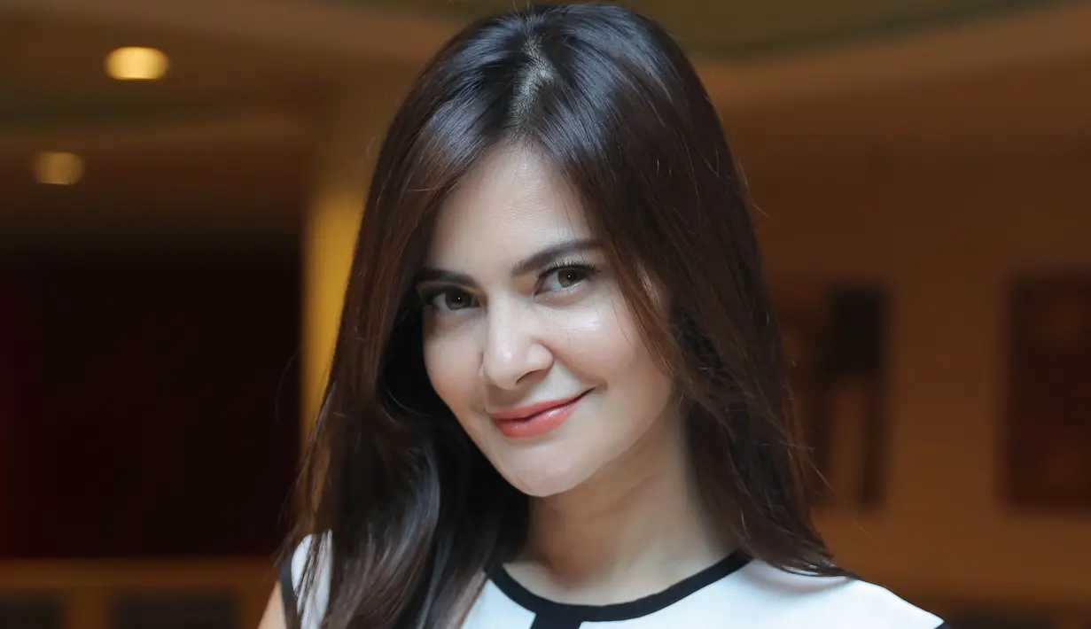 Hal tersebut sangat wajib bagi Cut Tari yang hendak menerima tawara syuting lalu meminta izin pada orang yang dicintainya. Cut Tari tidak akan pergi untuk melakukan syuting. Siapakah orang yang ia cintai tersebut? (Andy Masela/Bintang.com)