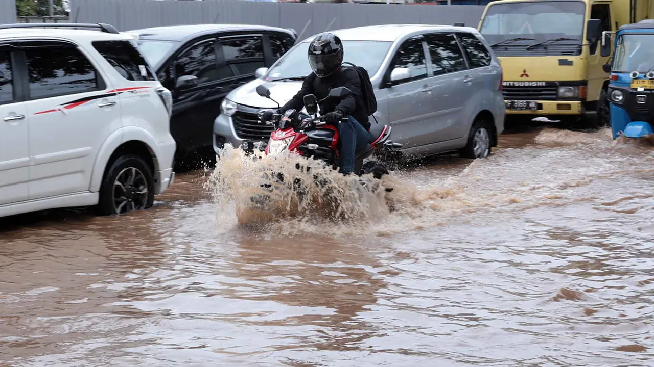 Jakarta Banjir, Ini 3 Hal yang Cuma Dipahami Cewek