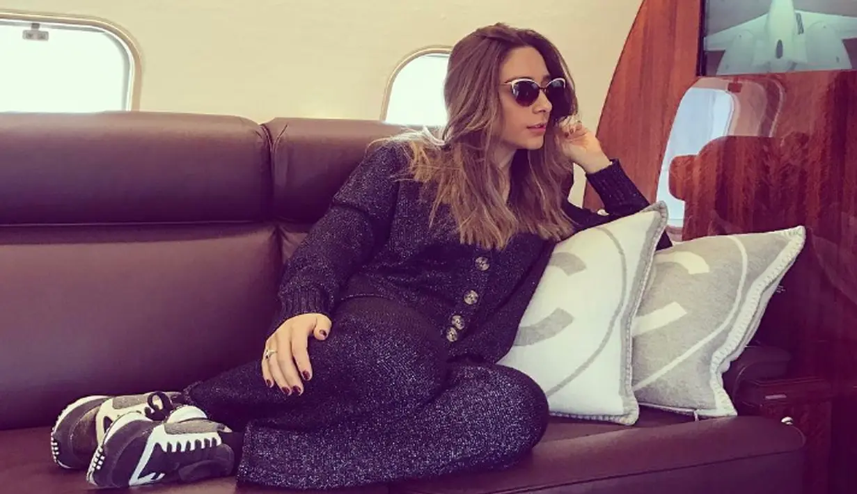 Sosialita Turki, Mina Basaran berpose di sebuah sofa pesawat jet pribadinya. Mina merupakan salah satu korban tewas dalam kecelakaan pesawat di Iran. (Instagram/@minabasaran)