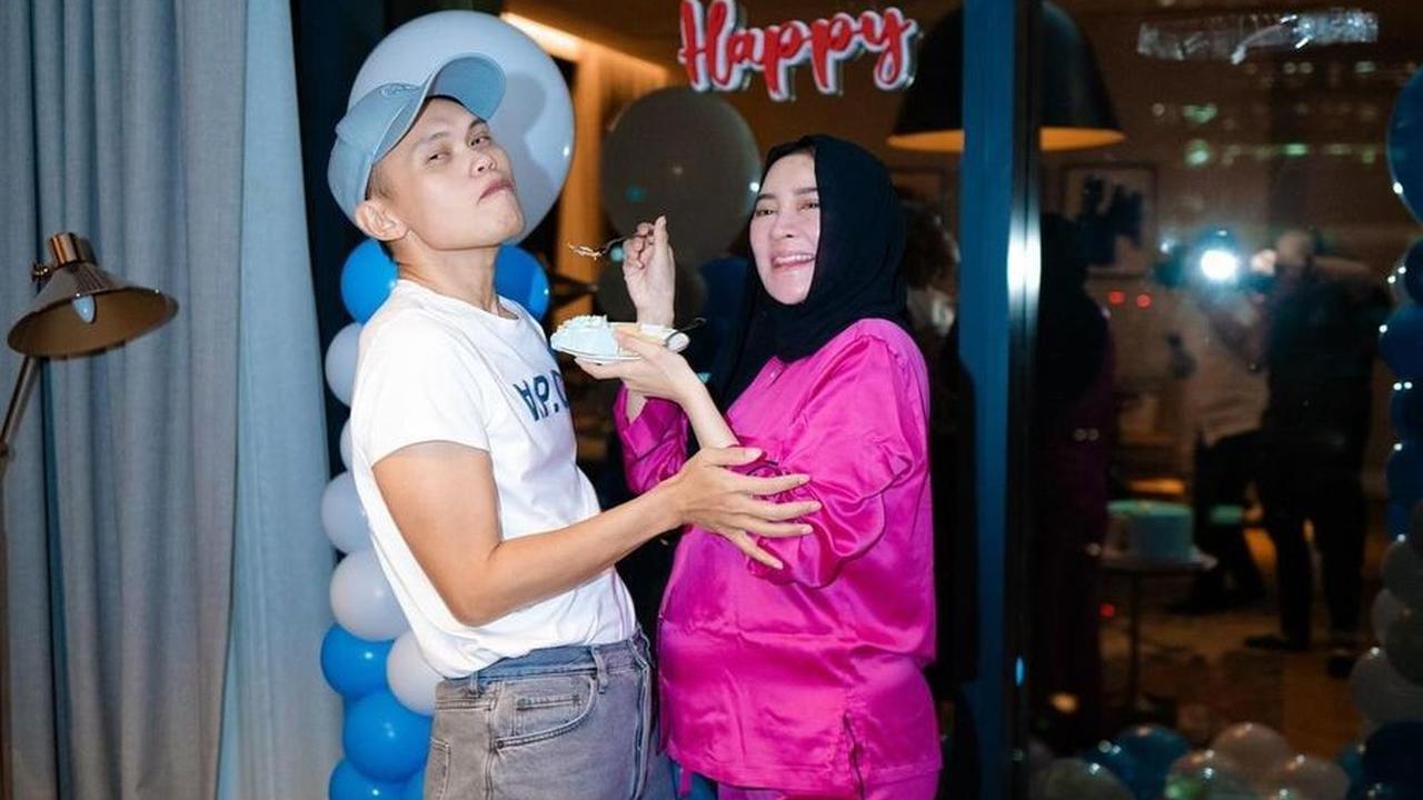 Dekorasi pesta terlihat sederhana namun istimewa, memukau dengan tema warna biru yang dipilih khusus untuk Shandy.<br>