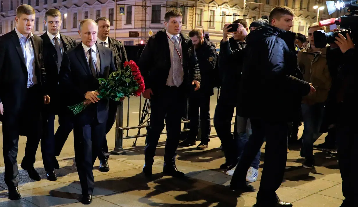 Presiden Rusia, Vladimir Putin mengunjungi lokasi ledakan bom di stasiun kereta bawah tanah di Saint Petersburg, Senin (3/4). Putin hadir memberi penghormatan kepada para korban ledakan yang terjadi di lokasi itu. (Mikhail Klimentyev/Pool Photo via AP)