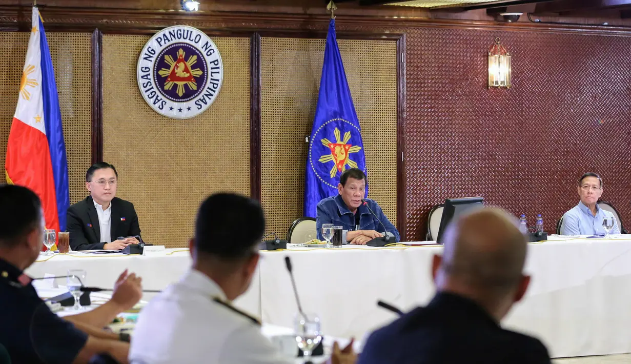 Presiden Filipina Rodrigo Duterte (tengah) menyampaikan pidato di Istana Presiden Malacanang, Manila, Kamis (12/3/2020). Filipina menutup akses ke dan dari Manila dengan penghentian perjalanan domestik via darat, laut, dan udara. (Richard Madelo/Malacanang Presidential Photographers Division via AP)