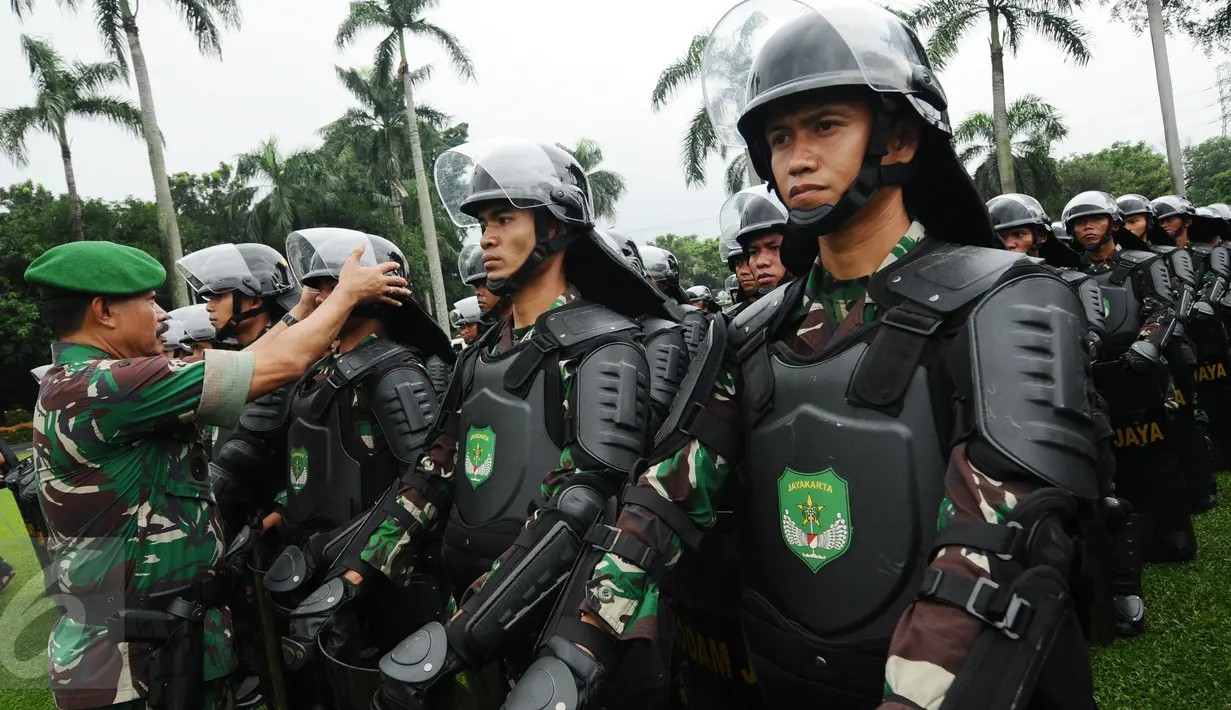 Kasdam Jaya, Brigjen TNI Ibnu Triwidodo (kiri) memeriksa kesiapan pasukan saat Apel Operasi Pengamanan VVIP KTT Luar Biasa OKI 2016 di Makodam Jaya, Jakarta, Kamis (25/2/2016). 3.600 personil TNI disiagakan. (Liputan6.com/Helmi Fithriansyah)