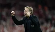 Pelatih Denmark, Kasper Hjulmand merayakan kemenangan timnya atas Israel pada pertandingan kualifikasi Grup F Piala Dunia FIFA Qatar 2022 di Kopenhagen (7/9/2021). Kemenangan ini membawa Denmark duduk di puncak klasemen dengan 18 poin. (Mads Claus Rasmussen/Ritzau Scanpix/AFP)