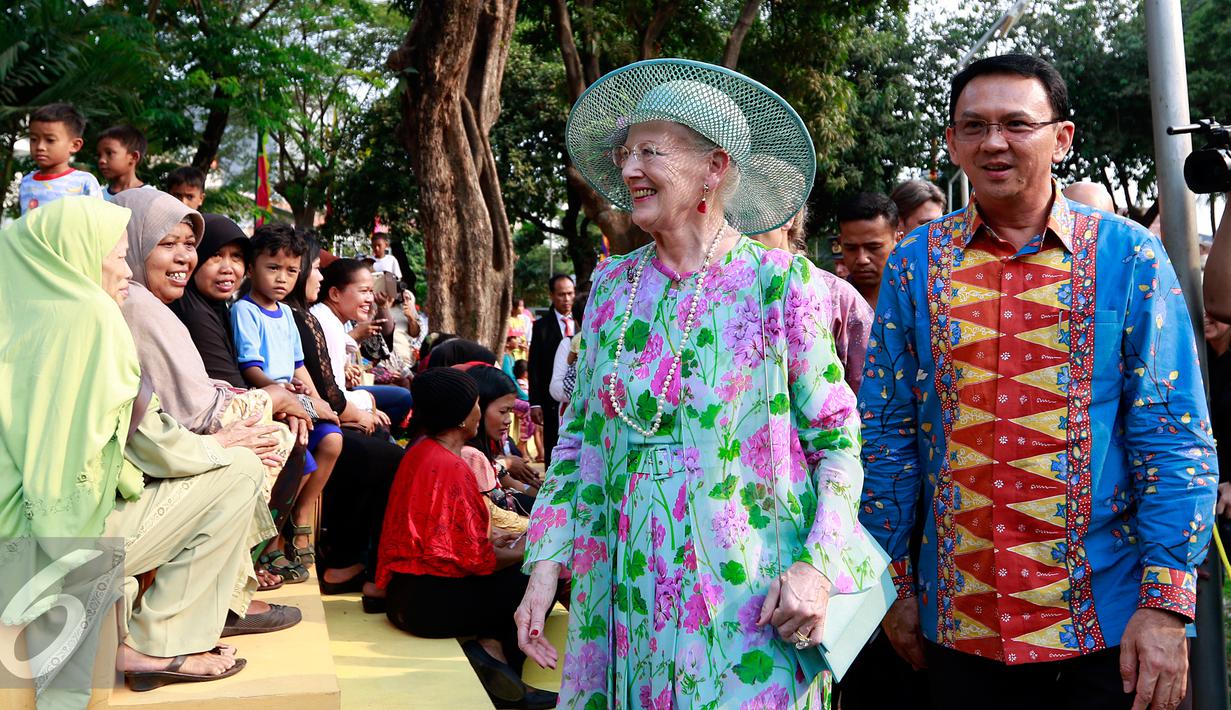 Ratu Denmark Margrethe II didampingi Gubernur DKI Jakarta Basuki T Purnama mengunjungi Ruang Publik Terpadu Ramah Anak (RPTRA) Kenanga di Cideng, Jakarta, Kamis (22/10/2015). (Liputan6.com/Yoppy Renato)