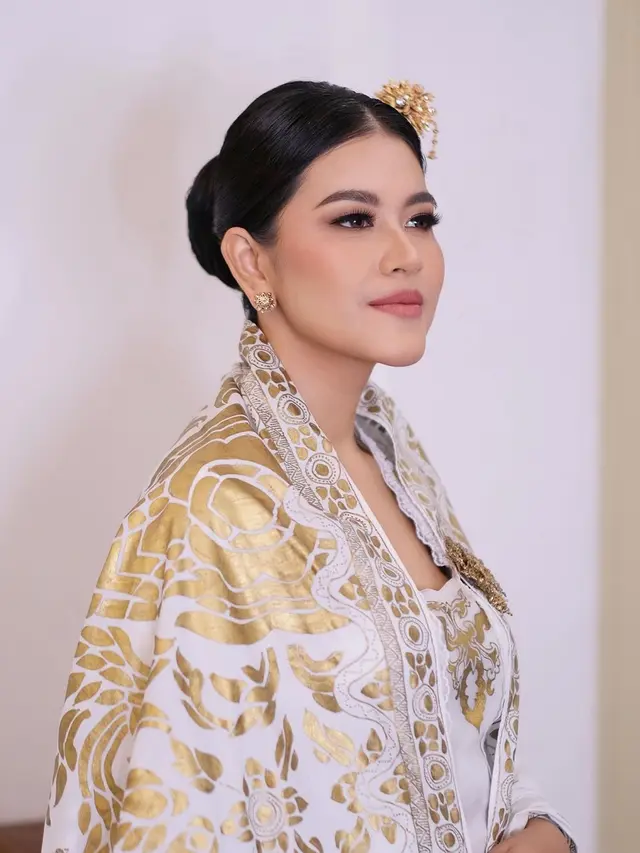 Kahiyang Ayu dengan makeup flawless (Instagram/malvava)