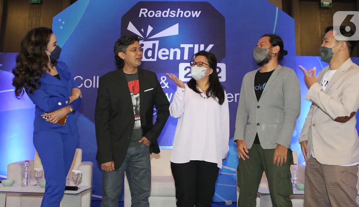Puteri Indonesia Pariwisata 2016 Host Intan Aletrino, Koordinator Pemberdayaan Kapasitas Teknologi Digital Direktorat Pemberdayaan Informatika Aris Kurniawan, Juri CSR Jurike Moniaga, Peraih karya terpilih ke‐1 IdenTIK 2020 Ivan Tigana dan IdenTIK 2021 Adam Fauzi Akbar saat berbincang.