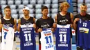Bintang tenis Novak Djokovic (tengah) berfoto bersama Borna Coric (kiri), Grigor Dimitrov (kedua kiri), Alexander Zverev (kedua kanan), dan Goran Ivanisevic usai pertandingan persahabatan bola basket jelang Adria Tour di Zadar, Kroasia, Kamis (18/6/2020). (Xinhua/Pixsell/Marko Dimic)