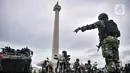Personel TNI bersiap mengikuti apel Operasi Lilin Jaya 2020 di Lapangan Silang Monas, Jakarta, Senin (21/12/2020). Polda Metro Jaya menyiapkan 8.179 personel gabungan dari TNI, Polri dan Pemprov DKI yang akan ditempatkan di sejumlah pos pengamanan dan pos pelayanan. (merdeka.com/Iqbal S. Nugroho)