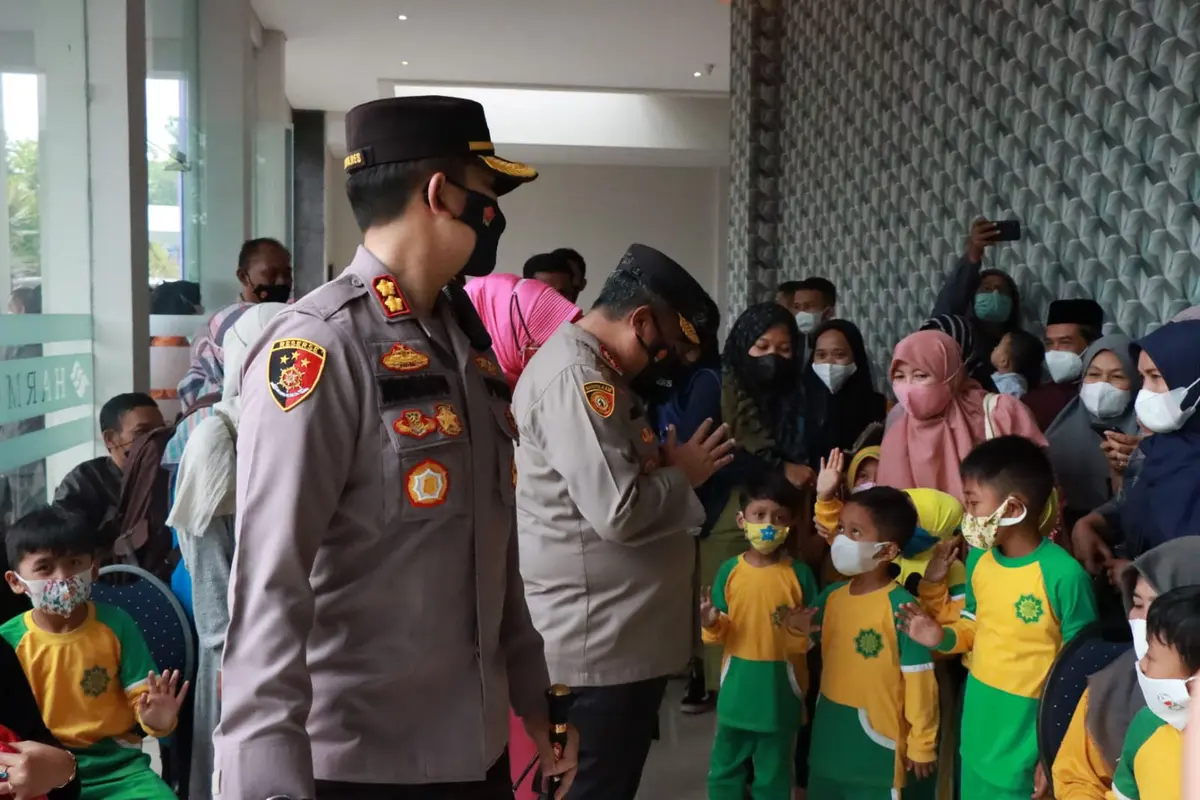 Kapolda Jabar Irjen Pol. Suntana bersama Kapolres Garut AKBP Wirdhanto Hadicaksono menyapa anak-anak usia 6-11 yang akan melakukan vaksinasi covid-19.