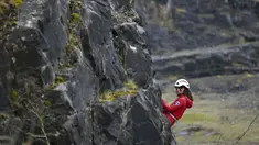 Princess of Wales dari Inggris, Kate Middleton menuruni tambang dengan tim Central Beacons Mountain Rescue sebagai bagian dari tur di Merthyr Tydfil, di Wales, pada 27 April 2023.(Matthew Horwood/Pool Photo via AP)