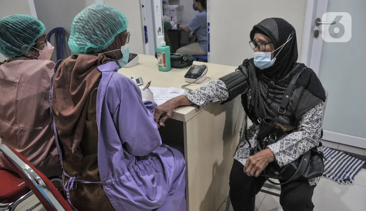 Warga menjalani tes kesehatan sebelum menerima vaksinasi dosis keempat atau Booster kedua di Puskesmas Kecamatan Pulogadung, Jakarta Timur, Selasa (24/1/2023). Dinas Kesehatan DKI mulai hari ini secara serentak menggelar vaksinasi dosis keempat atau Booster kedua bagi masyarakat umum berusia 18 tahun ke atas sebagai upaya meningkatkan kekebalan tubuh terhadap virus Covid-19. (merdeka.com/Iqbal S Nugroho)