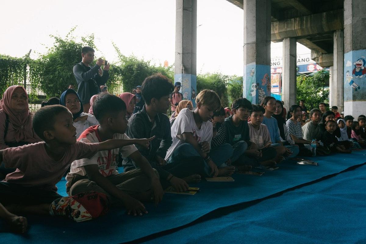 8 Potret Andien Buka Sekolah Gratis di Tengah Tumpukan Sampah Rawa Bebek, Banjir Pujian