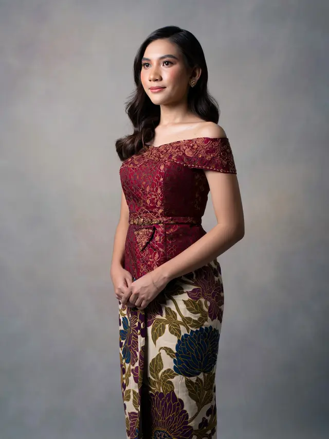 Rok Batik Lilit Kombinasi Brokat Cocok untuk Bridesmaid Adat Modern