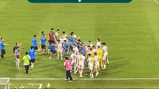 Libas Garuda 3-0, Timnas Vietnam abadikan momen dengan foto bersama di lapangan