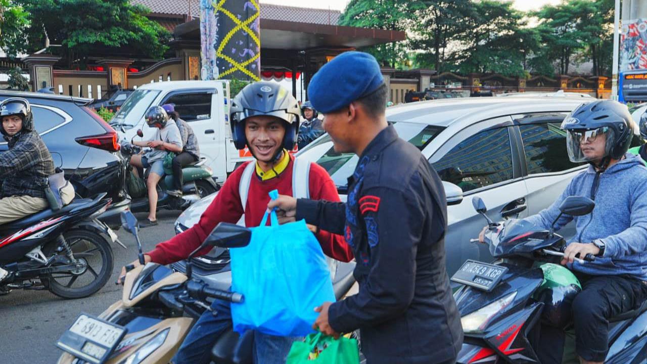 FOTO: Polri dan Buruh Bagikan Sembako ke Warga Jakarta