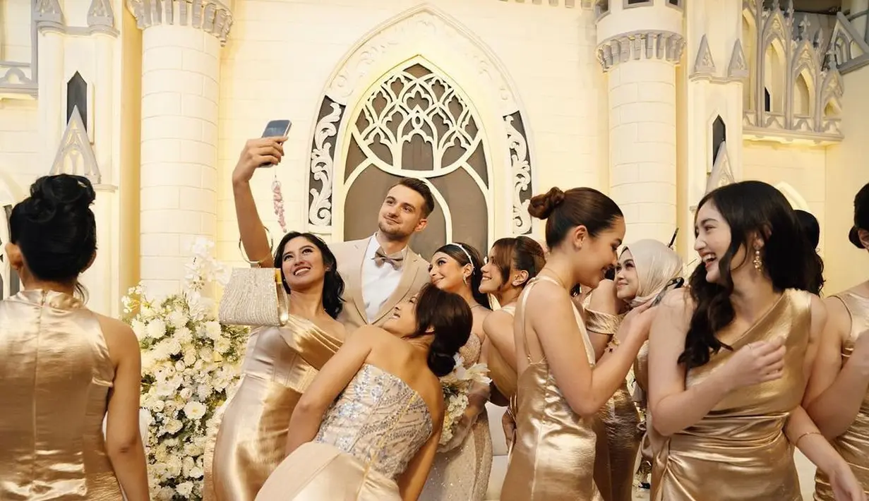 Momen keseruan di balik layar ketika Sarah Keihl foto bareng bridesmaid-nya. Pernikahan Sarah dan Kilian Potter ini menjadi momen reuni untuk beberapa seleb, dua diantaranya adalah Ochi Rosdiana dan Audi Marissa. Ochi dan Audi sudah lama bersahabat, namun karena kesibukan keduanya jadi jarang bertemu. Keduanya pun sempat abadikan foto berdua di momen pernikahan Sarah Keihl. (Liputan6.com/IG/hanahaho)