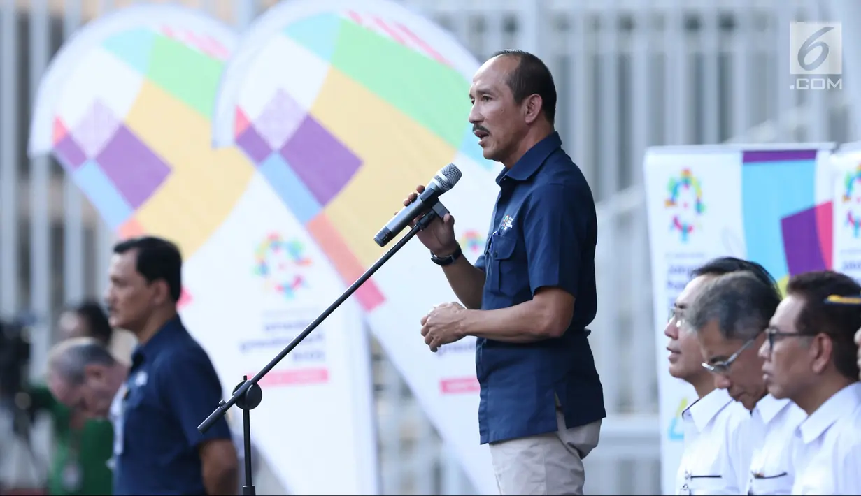 Sekjen INASGOC, Eris Herryanto memberi arahan saat apel kesiapan pelaksanaan Asian Games 2018 di lingkar luar Stadion Utama GBK, Jakarta, Senin (4/6). Apel diikuti berbagai unsur terkait termasuk TNI dan Polri. (Liputan6.com/Helmi Fithriansyah)