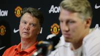 Louis van Gaal dan Bastian Schweinsteiger ( AP/Ted S. Warren )