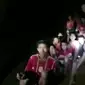 Anak-anak dan pelatih tim sepak bola remaja Thailand saat diselamatkan di sebuah gua di Chiang Rai, Thailand, Senin (2/7). Sebanyak 13 orang sebelumnya terperangkap di dalam gua yang terendam banjir genangan air hujan. (Navy Seal Thailand via AP)