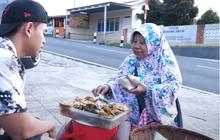 Sosok Wanita Paruh Baya Penjual Nasi Rames Keliling Melongo Melihat Tanboy Kun Makan Nambah Terus