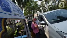Panitia zakat fitra melakukan pengisian data di Masjid Nurul Hidaya, Jakarta, Sabtu (16/5/2020). Di tengah pandemi Covid-19 panitia masjid membuat lokasi penerima zakat dengan drive thru. (merdeka.com/Imam Buhori)