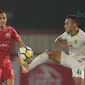 Irfan Jaya (kanan) menghalau bola dari kejaran rekannya di Timnas Indonesia U-23, Rezaldi Hehanussa pada laga Gojek Liag 1 bersama Bukalapak di Stadion PTIK, Jakarta (26/6/2018). Persija dan Persebaya bermain imbang 1-1. (Bola.com/Nick Hanoatubun)