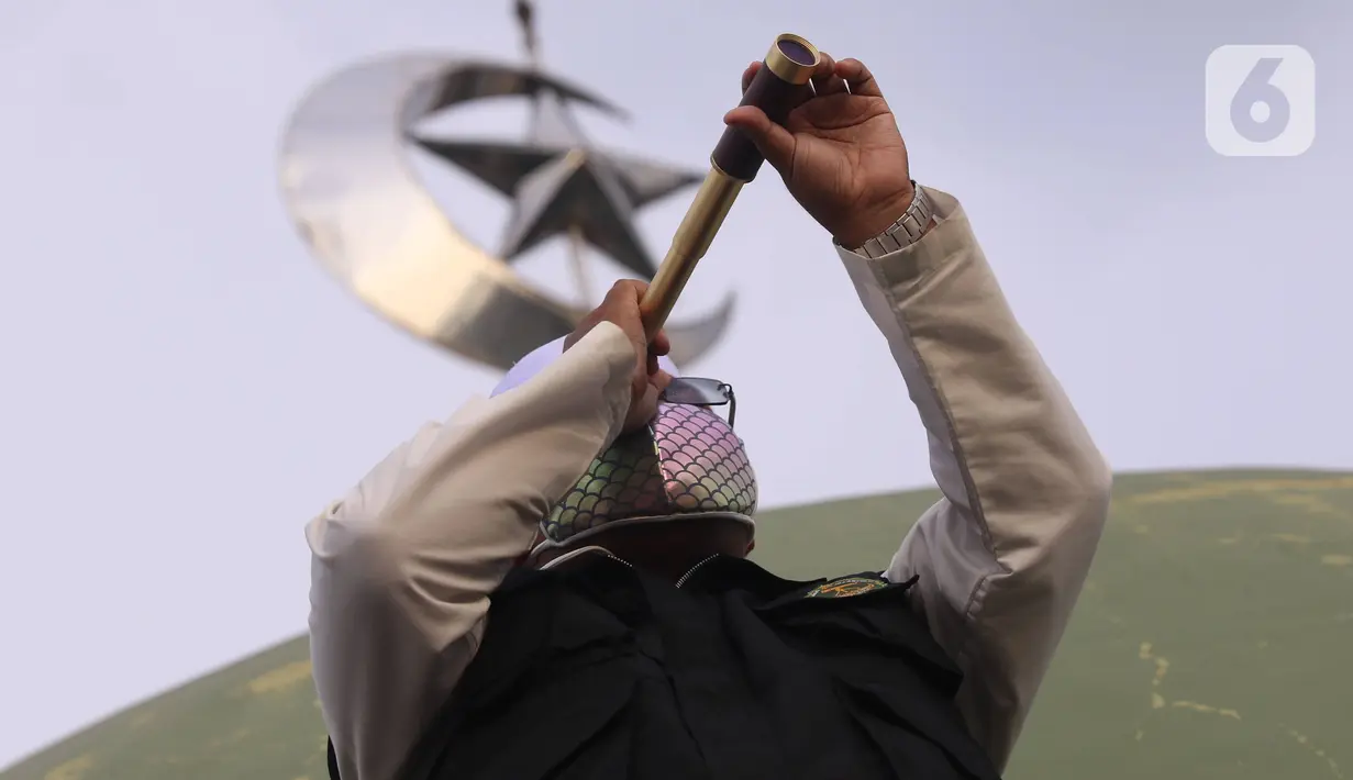 Pengurus Masjid Al Musyariin melakukan pemantauan hilal awal Ramadan 1441 Hijriah di Kampung Basmol, Jakarta Barat, Kamis (23/4/2020). Pemantau tersebut untuk menentukan masuknya bulan Ramdan 1441 Hijriah. (Liputan6.com/Angga Yuniar)