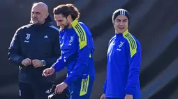 Gelandang Juventus Adrien Rabiot (tengah) dan penyerang Paulo Dybala (kanan) menghadiri sesi latihan di tempat latihan Continassa di Turin, Italia (7/12/2021). Juventus akan bertanding melawan Malmo pada Grup H Liga Champions di Allianz Stadium. (AFP/Marco Bertorello)