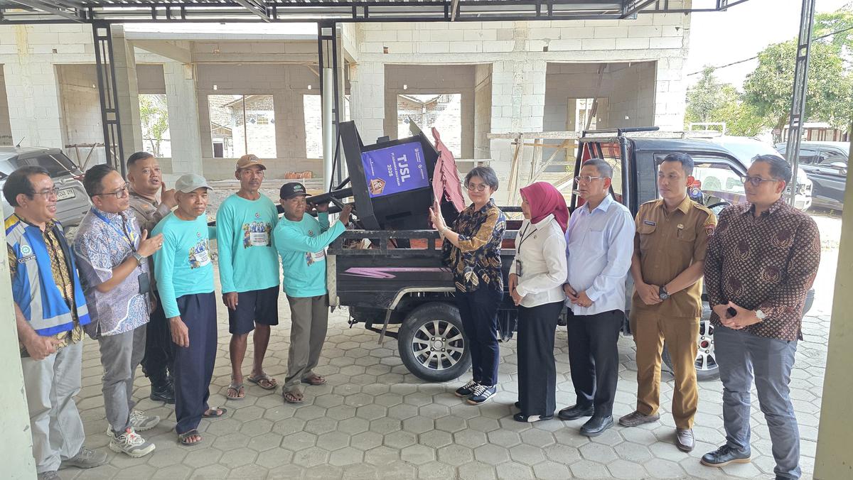 Lawan Tikus, PT JSN Bagikan Puluhan Rumah Burung Hantu untuk Petani Ngawi