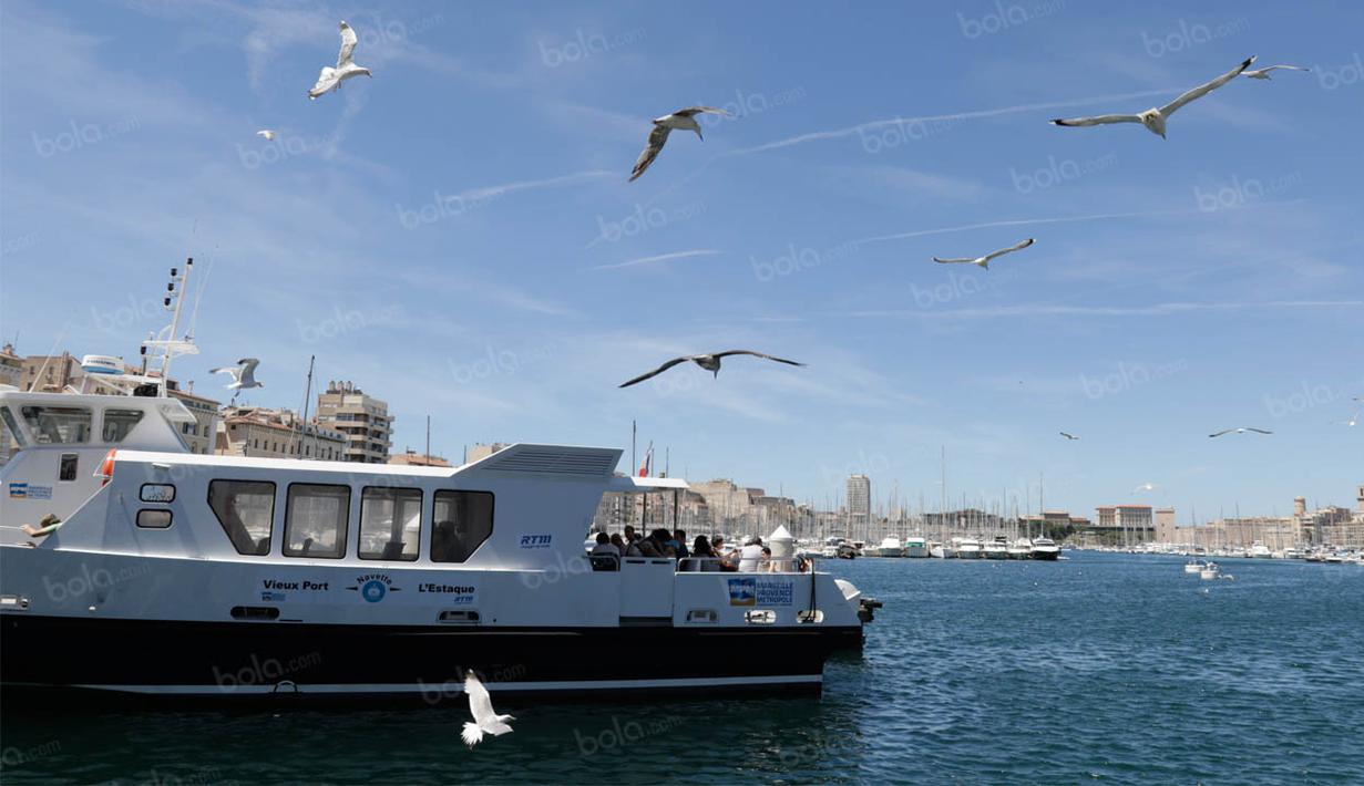 Kini Vieux Port kerap menjadi salah satu lokasi tujuan wisata bahari karena di lokasi ini pengunjung bisa menikmati indahnya alam Marseille. (Bola.com/Vitalis Yogi Trisna)